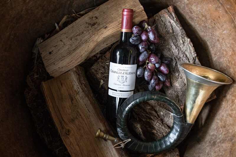 Jachthoorn + Fles rode wijn Chateau Chapelle d'Aliénor Hotel Restaurant Bakker Vorden